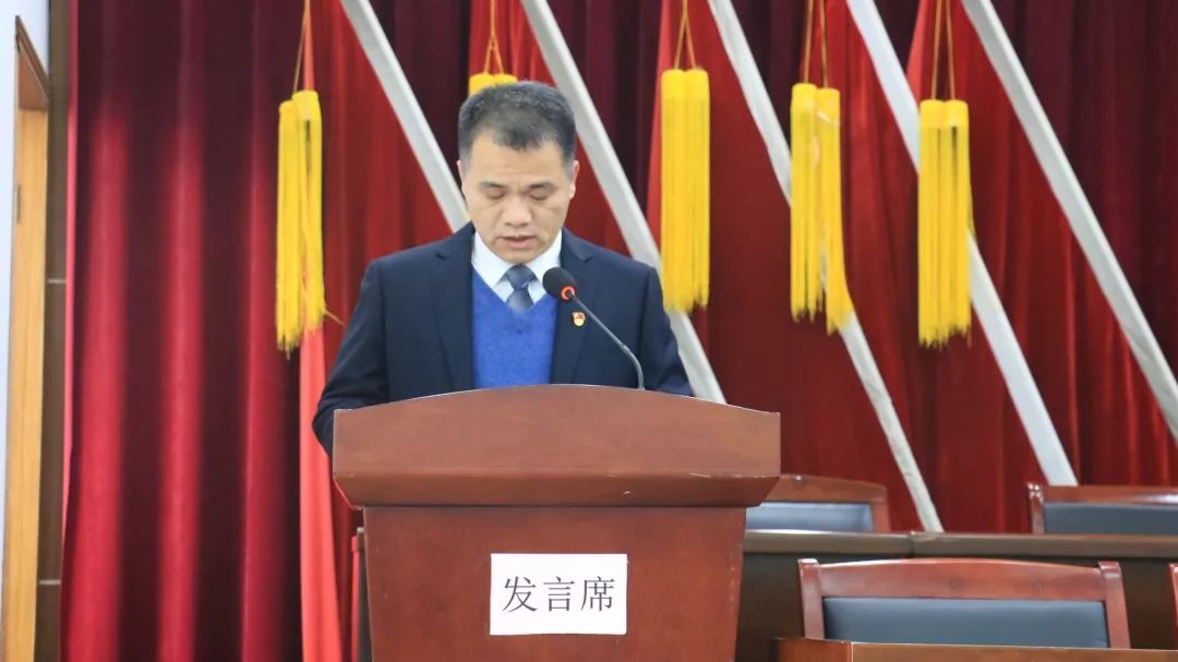 首先由镇党委书记徐镜跃同志汇报苏溪镇党委执行政治纪律政治规矩