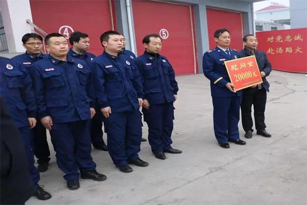 岚县县委书记高奇英率领四大班子成员春节前慰问消防大队