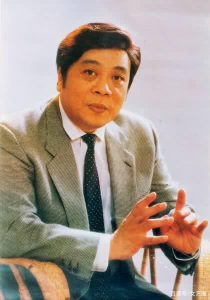 赵忠祥灵堂曝光朱军前往吊唁,范曾现场撰写挽联画面曝光