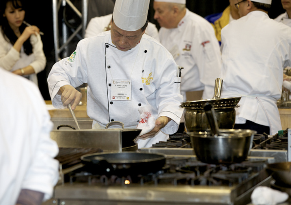 中国厨师烹饪鸡肉视频,遭老外嘲笑:早上开始做饭,晚上结束做饭