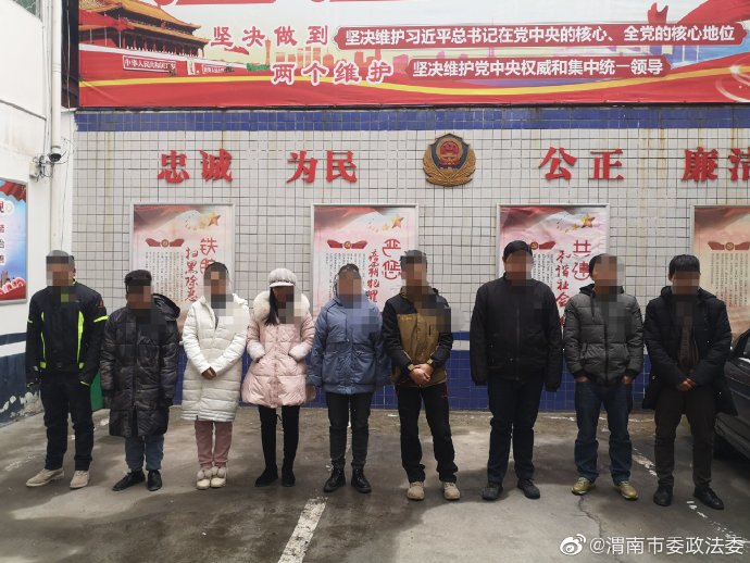 全国各地开展春节前打击传销专项行动_执法人员