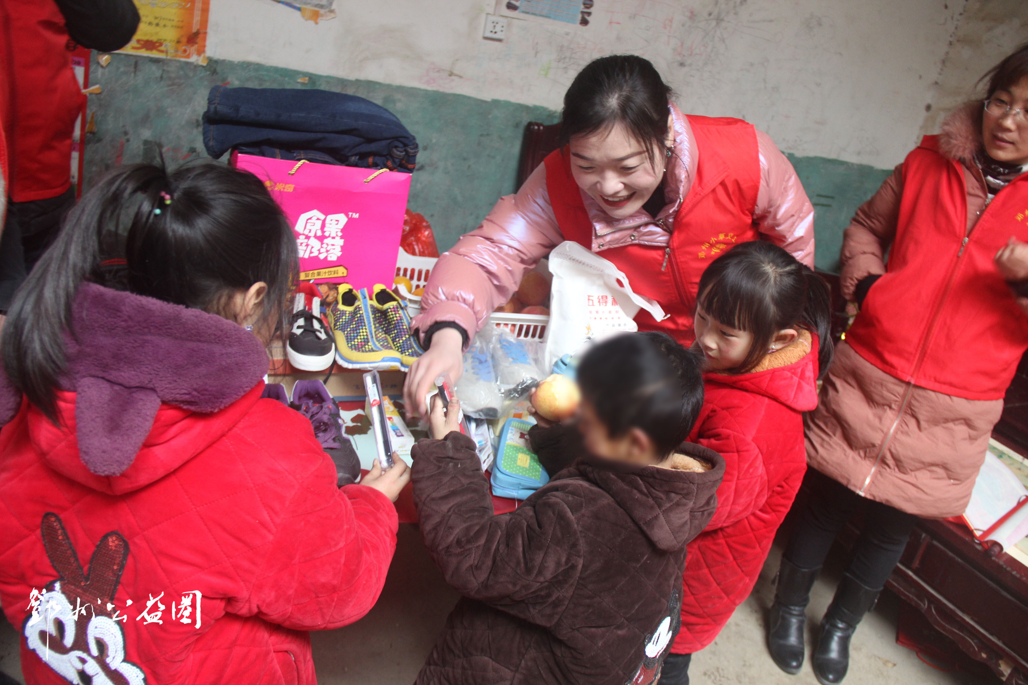 邓州小草义工春节前夕看望慰问高集镇戴岗村特殊儿童