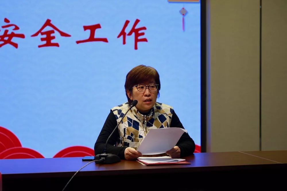 首先,来自黄浦公安分局打浦桥派出所的吴雪峰警官为同学们进行了一场