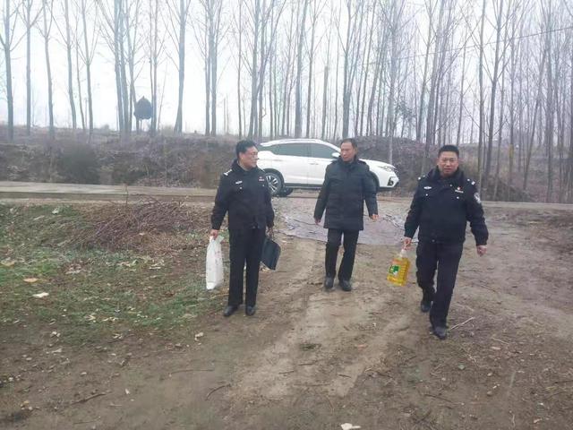 桐柏公安毛集派出所:捆绑作业深走访 爱心温暖各村庄