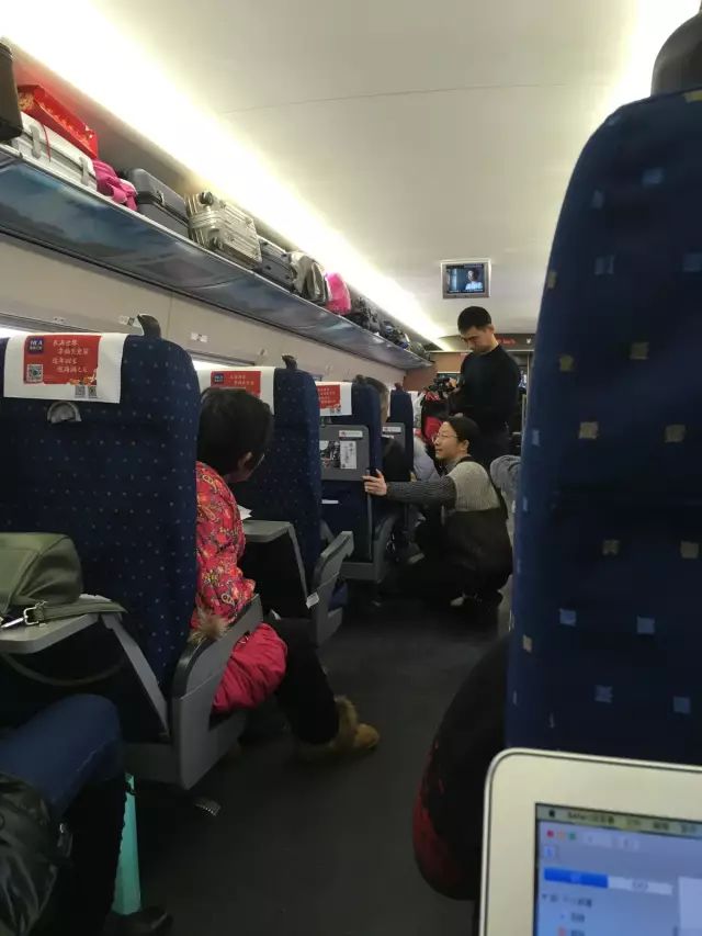 二美:第一次坐高铁回南阳_车厢