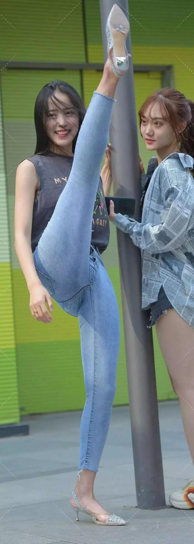 街拍美女小姐姐邀约闺蜜逛街抬脚的瞬间爱上了