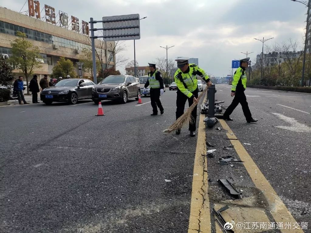 通州城區五車追尾現場慘烈|附警方通報_南通