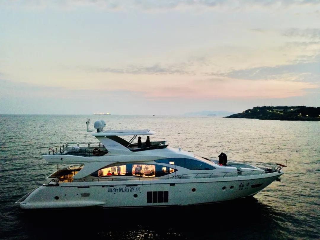 原创劳斯莱斯等豪车接送游艇出海在青岛这家酒店尽享奢华时尚生活方式