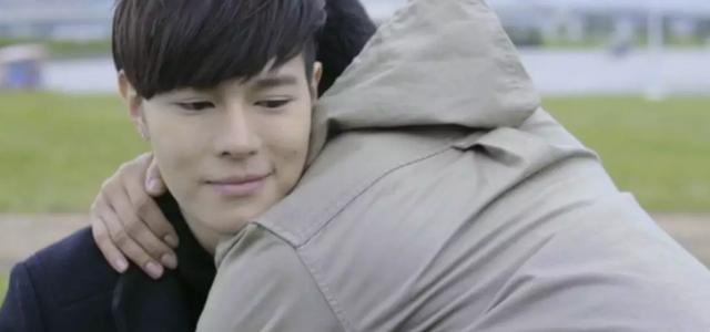 本部剧讲述两个少年因为父母再婚而成为无血缘关系的兄弟,因为同居而