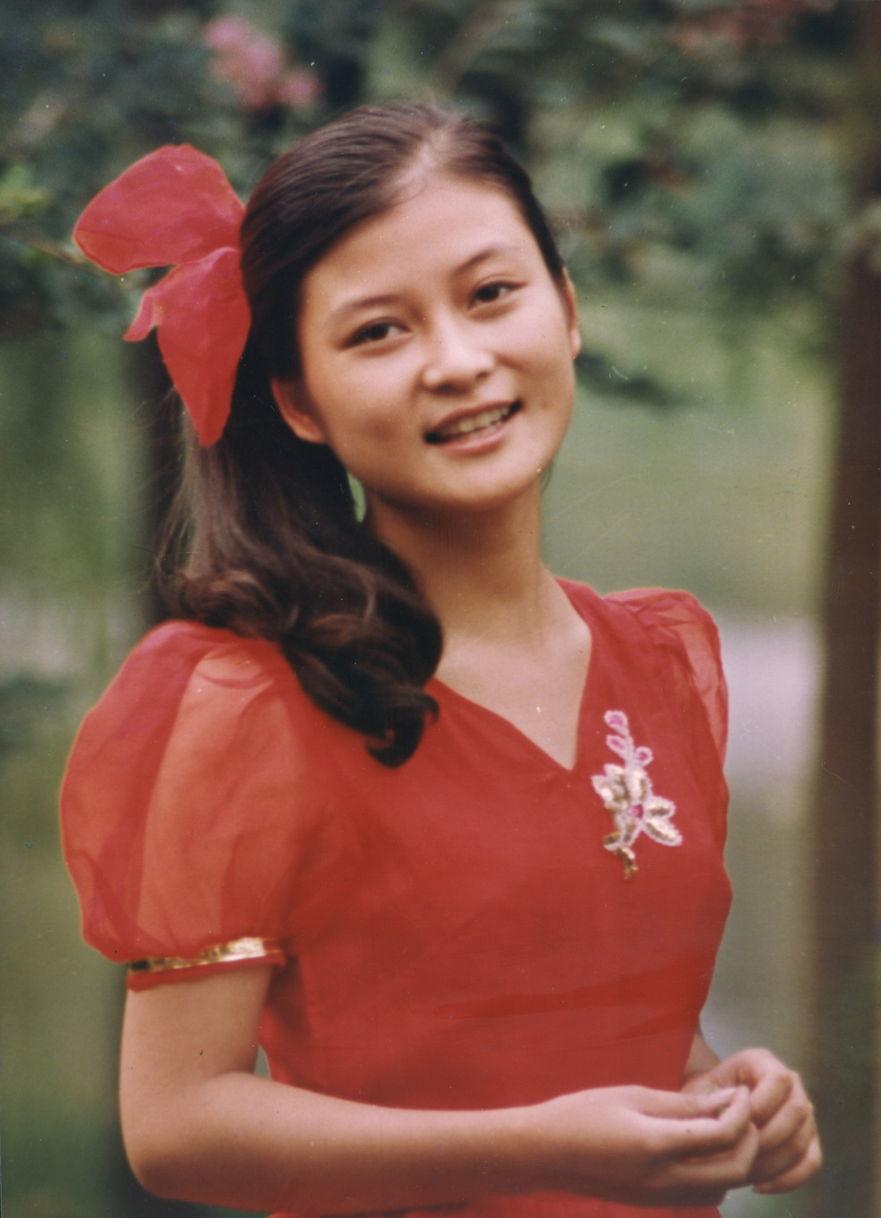 凭借《妈妈的吻》走红,当红时却退圈改行,如今50岁依旧孤身一人