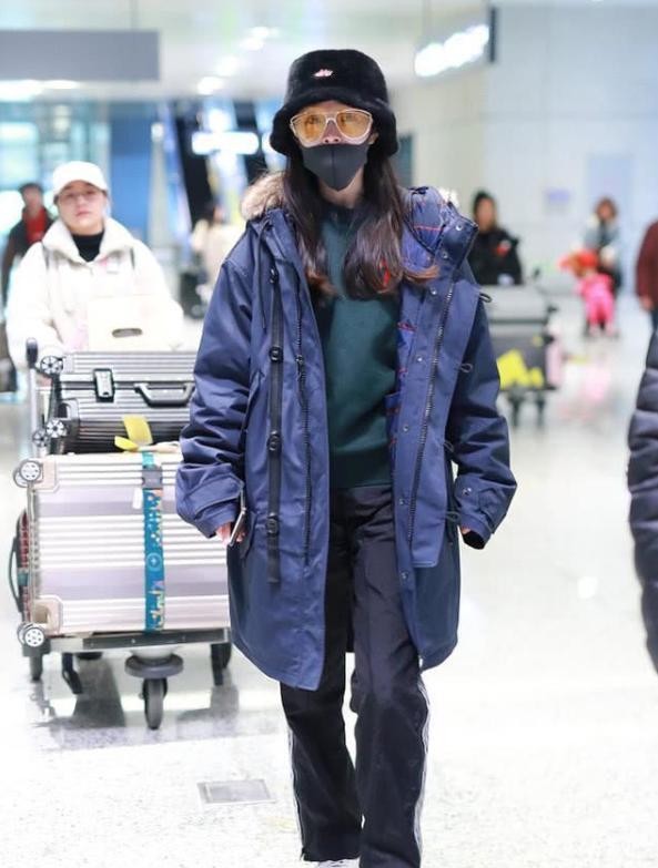 宋轶素颜走机场一身羽绒爷爷装硬生生靠颜值撑了起来