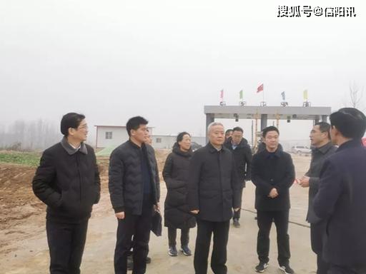 胡市长一行先后到罗山县竹竿镇中学排污口,查看了竹竿镇中学排污口