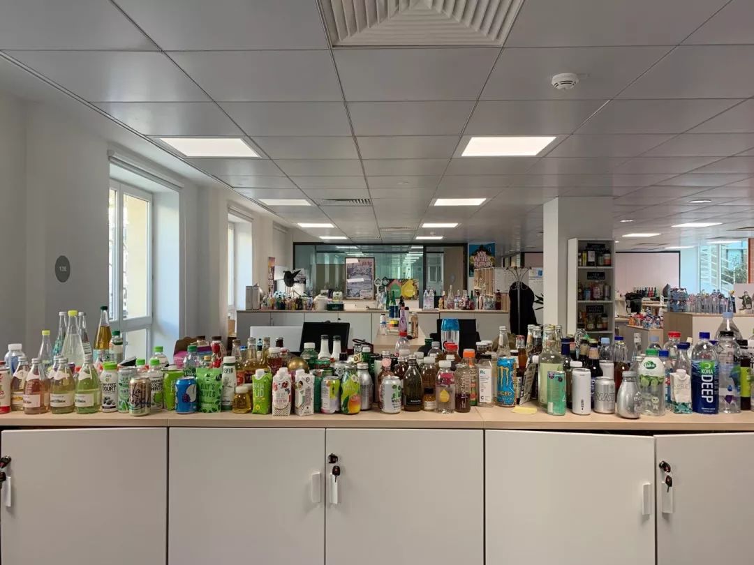 做饮料的公司,办公室里总是摆满了瓶子对环保特别执着达能的愿景,也贴