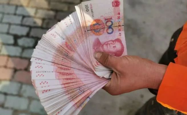 8000多现金被一阵大风吹到了环卫工的脸上,失主是谁?