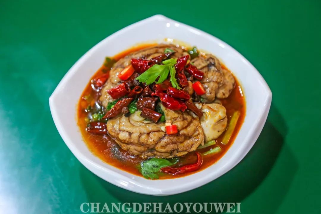 肆角壹圆选取最新鲜,还冒着血气的猪脑花,先放入特制冒菜汤汁中冒熟