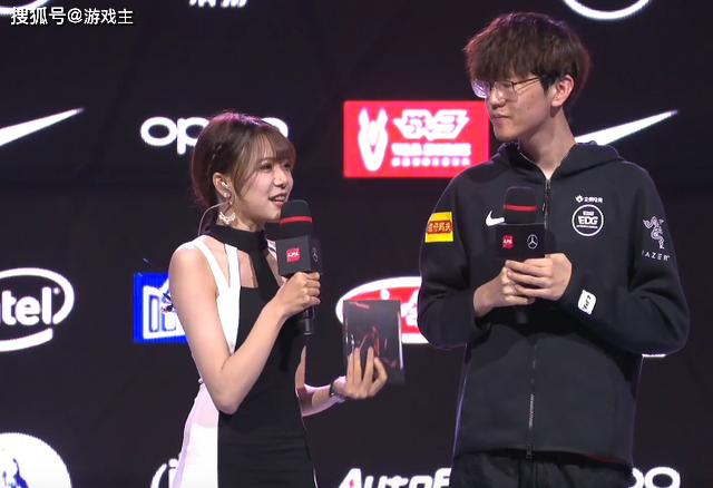 LPL最高女粉穿平底鞋比骆歆高半个头，EDG选手合影面无表情_jiejie