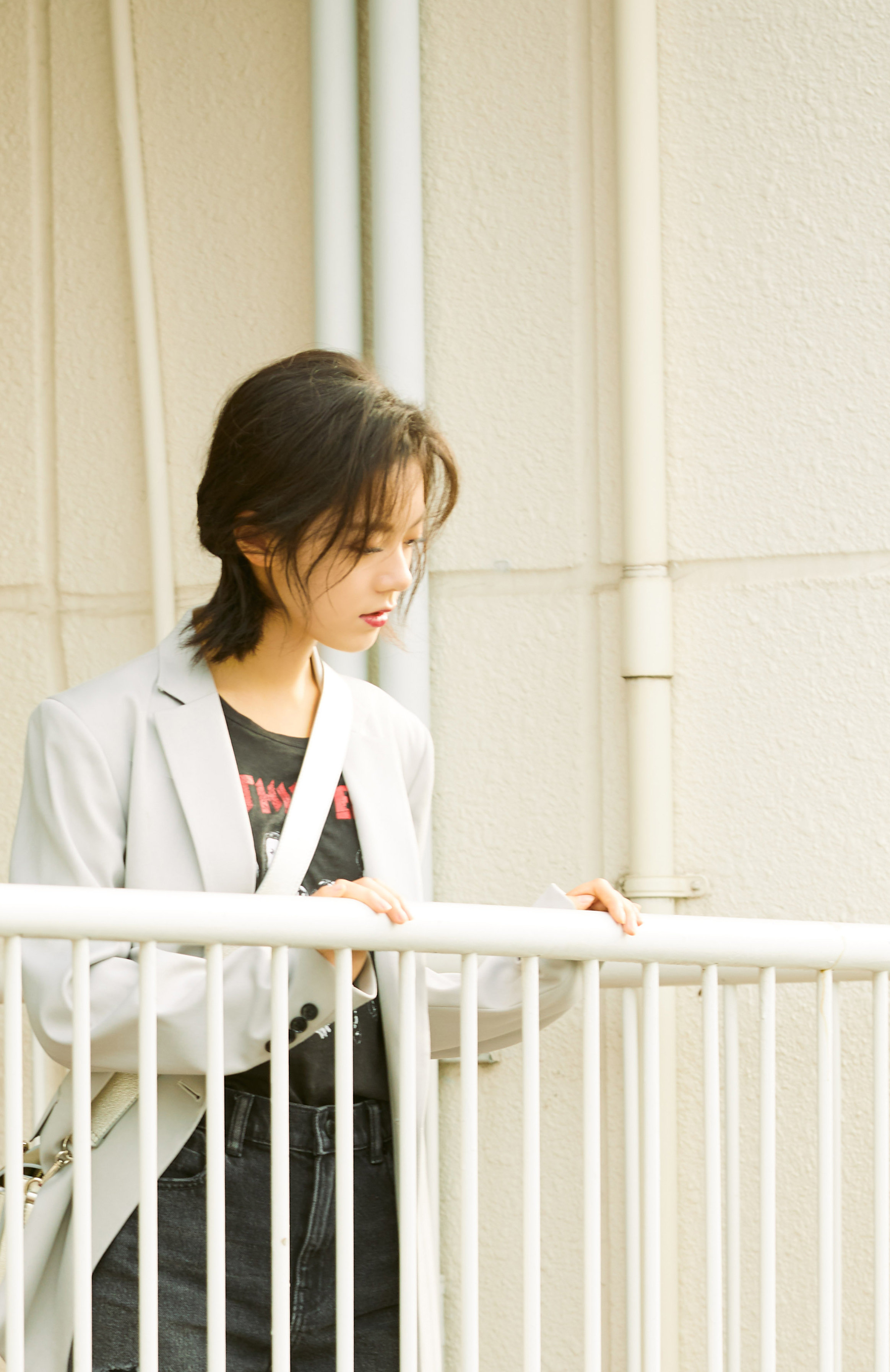 赵今麦《潮流合伙人》男友风穿搭 银灰西装随性