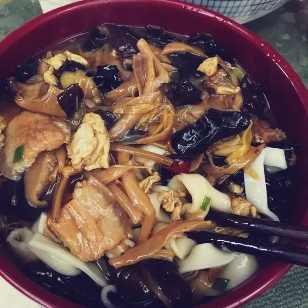 素卤的时候才会用鹿角菜等料都下完了,锅一开就可以倒入水淀粉勾芡了.