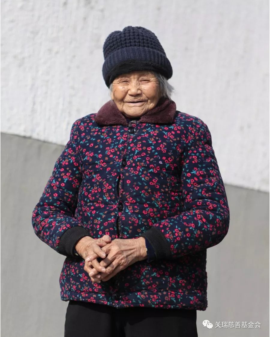 87岁老太太与玄孙在一起时最开心81岁老人喜欢种花摄影:裘红火累计