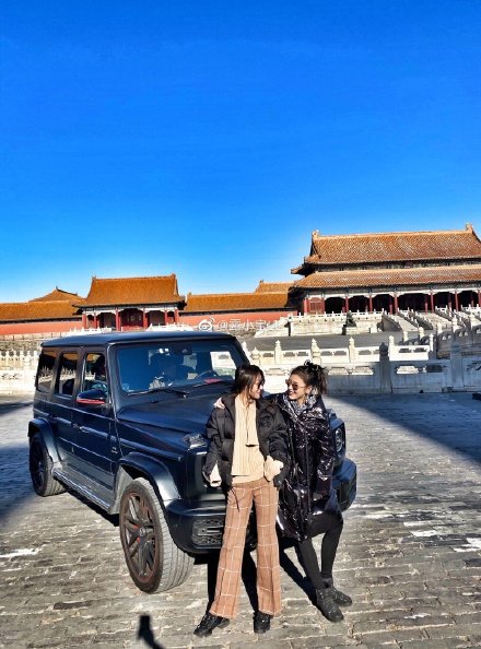 女子故宫开奔驰,网友:什么车一借就是三年,18年北京第一辆?