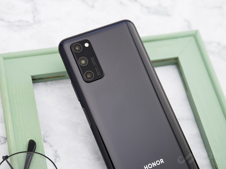 屏占比也更高,视觉观感max;来自索尼最新的imx600 ryyb 4000万像素超