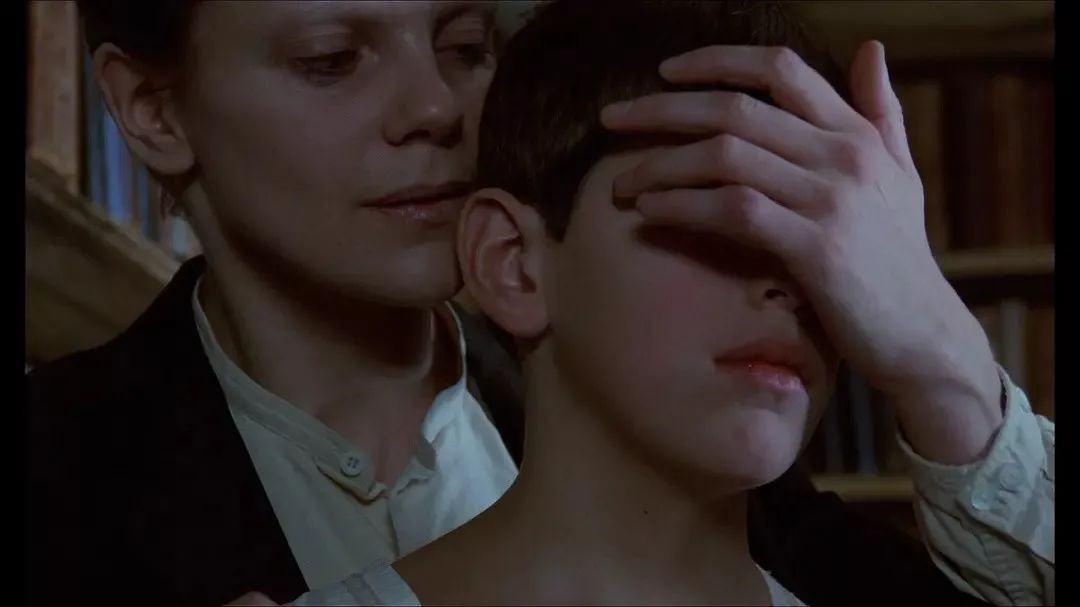 神性与伦理的美学——生命的圆满与破碎魔术师艾隆假扮成上帝,震慑了