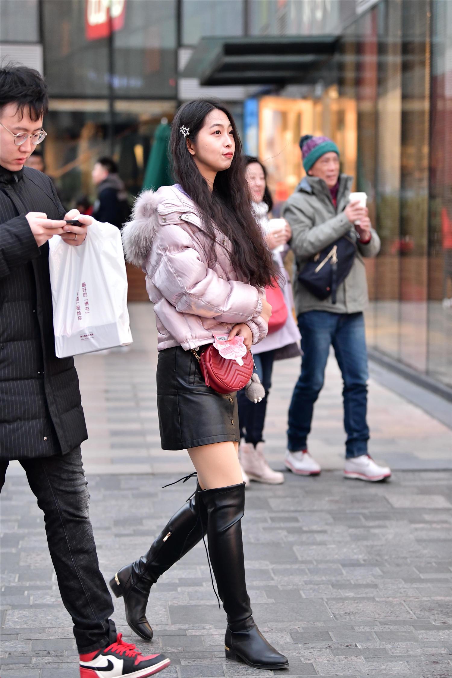 冬天的时尚姑娘穿着长靴,平底款式搭配出很精美的效果,穿出时尚