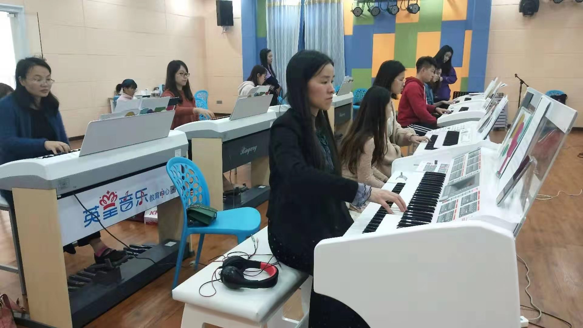 活动由吟飞艺术中心(南方)主办,英皇国际音乐教育中心承办.