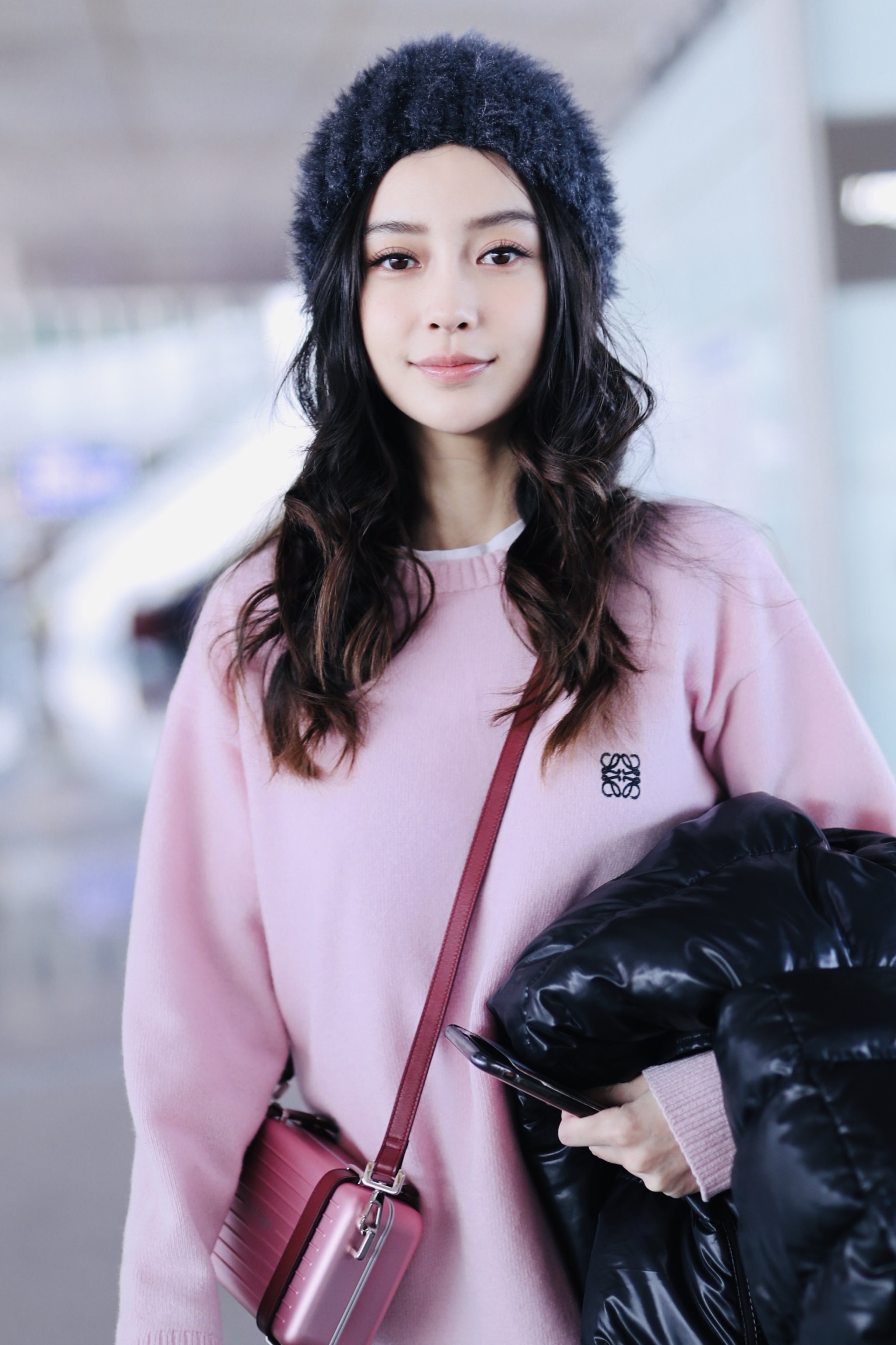 baby粉衣卷发变身少女露甜笑 行李箱小包尽显潮范