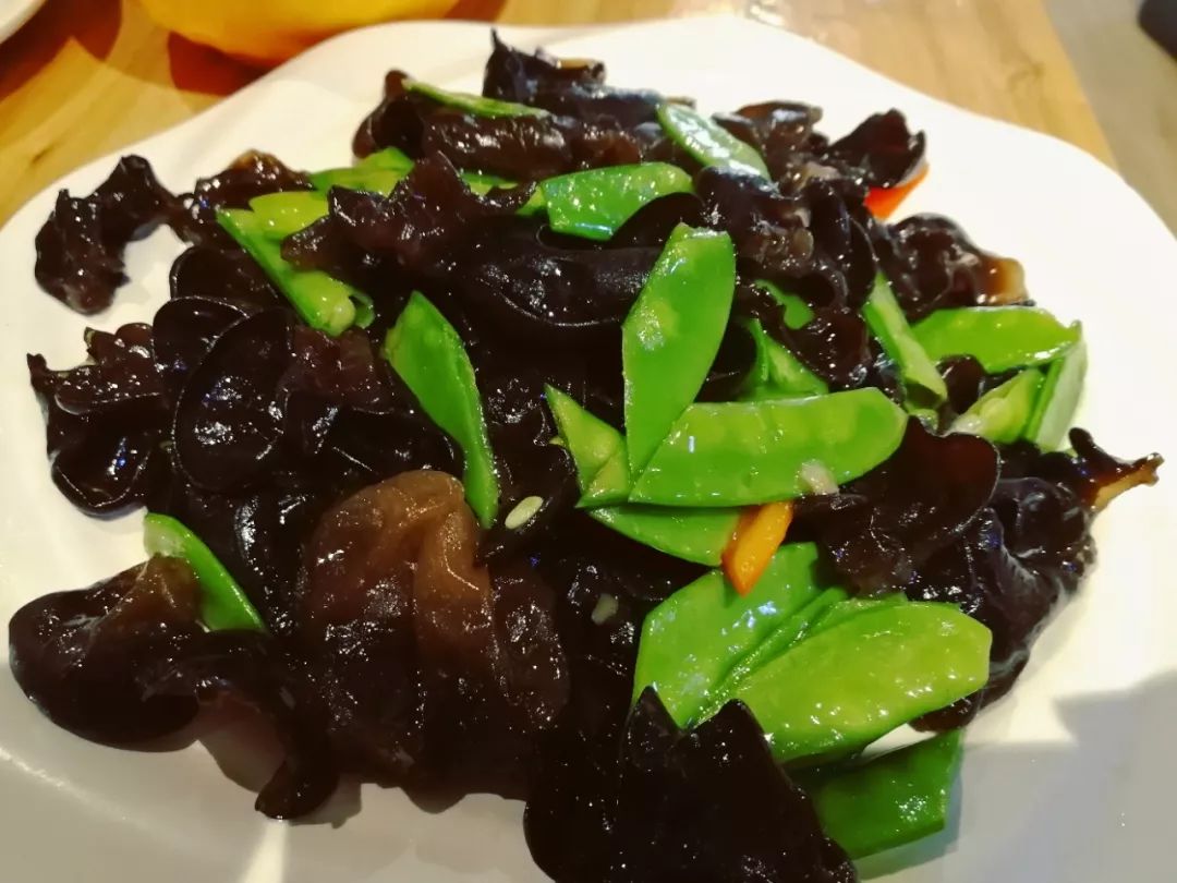即可解腻,又能让人胃口大开的菜品,非酸辣木耳拌扁豆莫属;薄薄的春饼