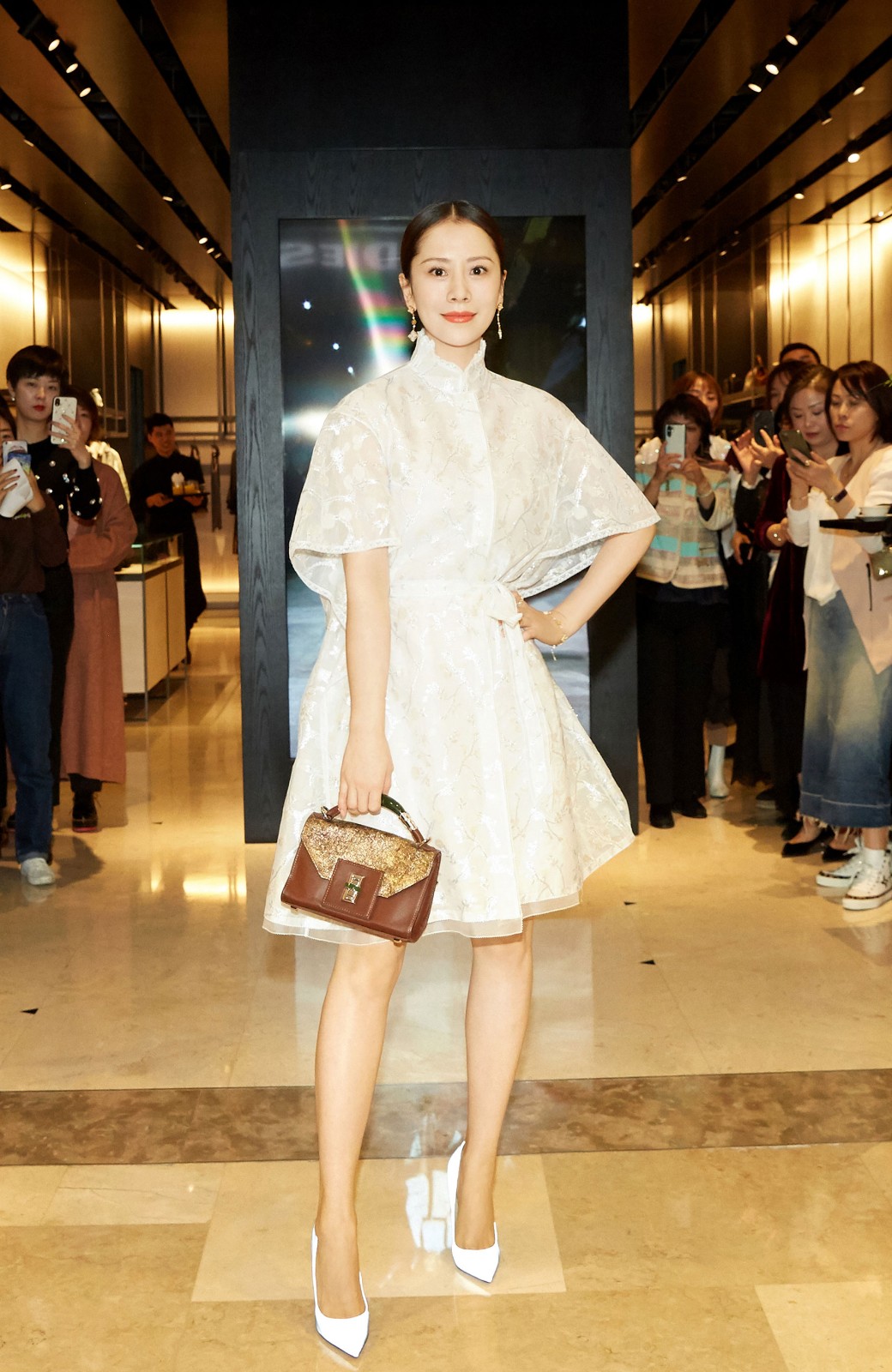 这张图上的海清,挑选了一款白色暗纹连衣裙,这种暗纹的衣服,充满了