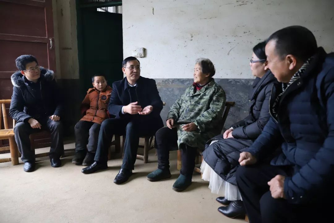 唐年初慰问困难职工困难党员和困难群众