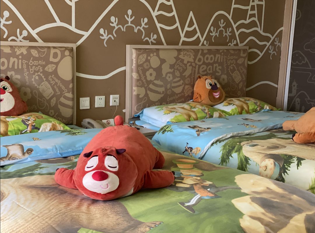 小毅一家住进了熊出没主题房.还安排专职的小姐姐一路陪伴.