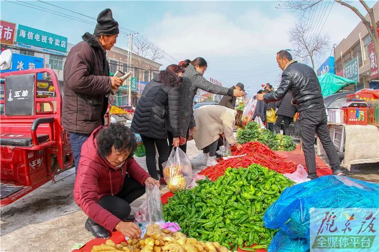 年貨佔滿了街道慶城縣驛馬鎮的集市上西峰區肖金鎮如今鄉鎮大集紅紅