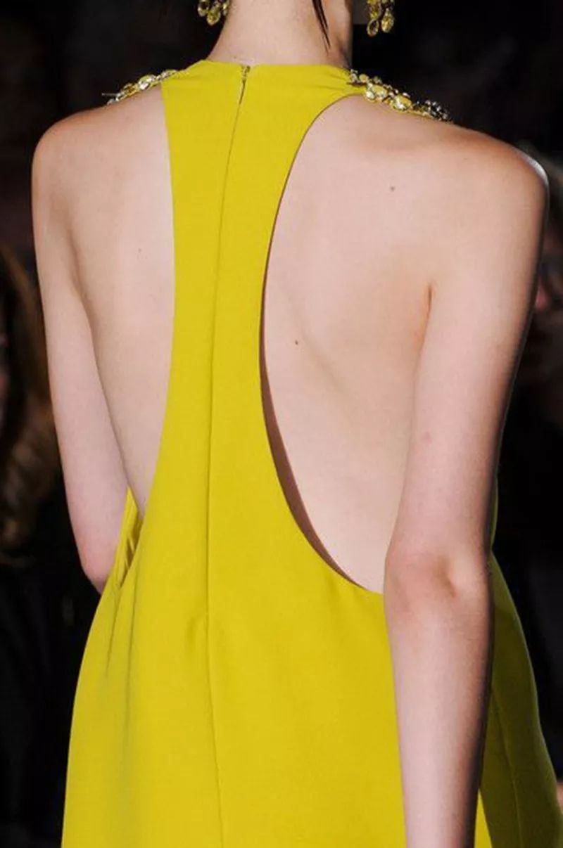 所谓服装细节设计,是指在完成一件衣服的设计之后,可以通过细节,零