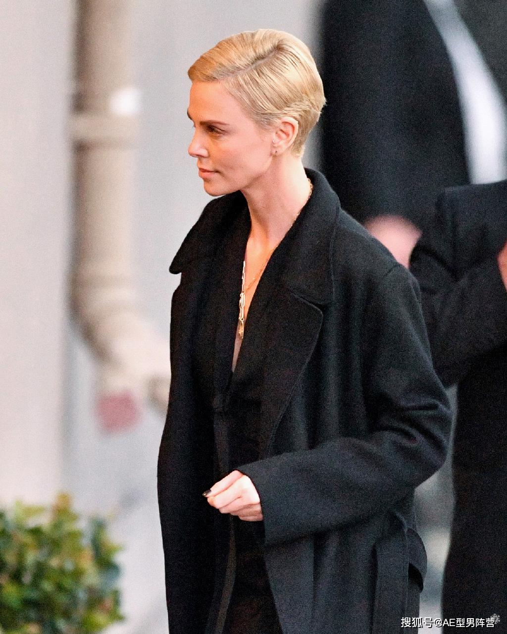 45岁查理兹塞隆高调亮相奥斯卡最疯狂影后依旧是30岁女神颜