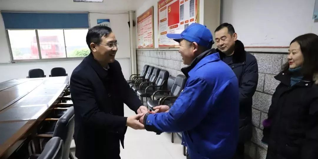 唐年初慰问困难职工困难党员和困难群众