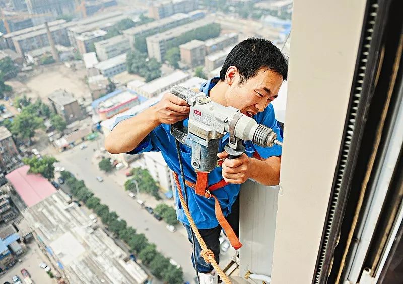 安装师傅有话说安装空调为什么要收高空作业费