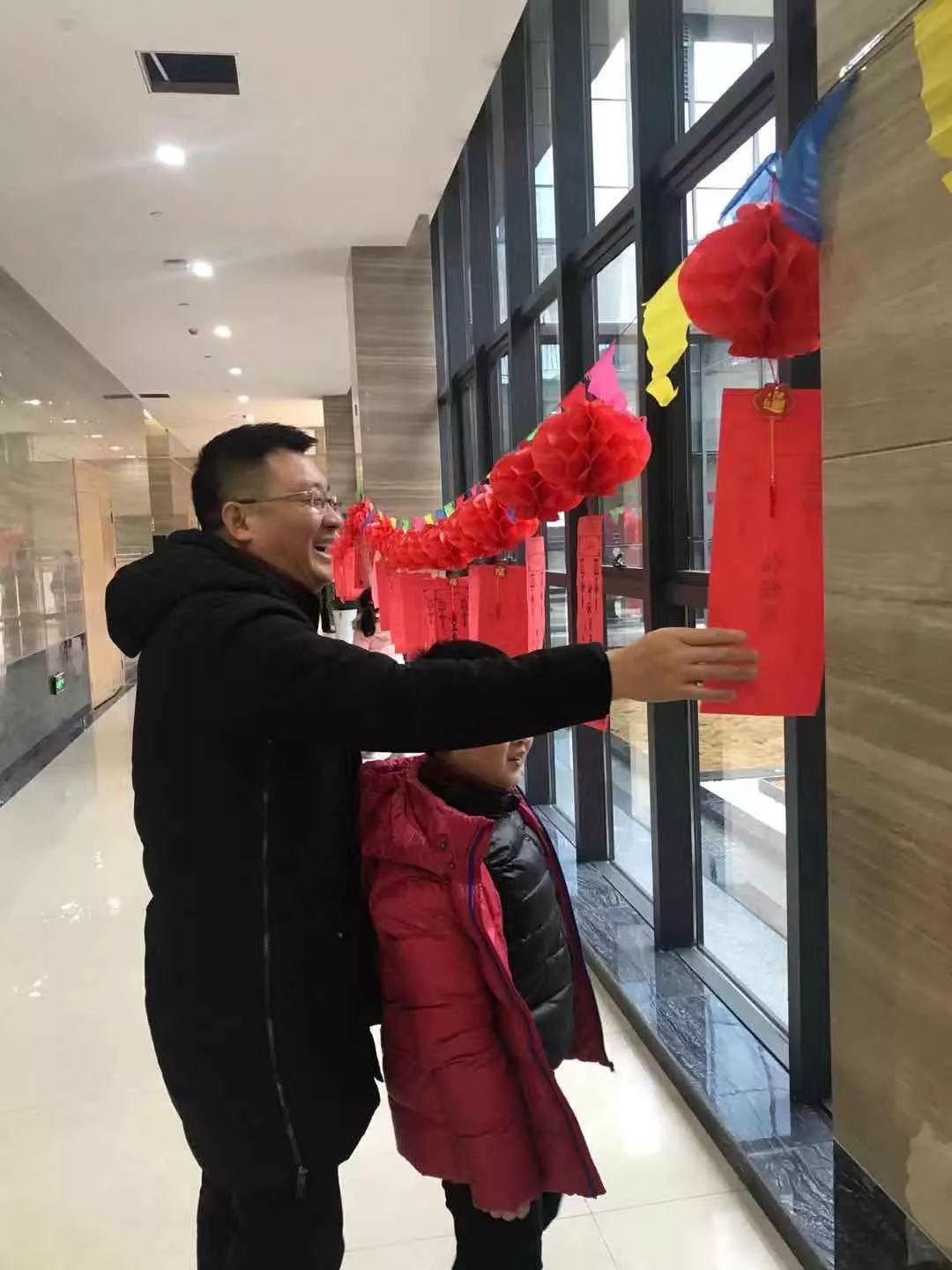 看展览猜灯谜图书馆里迎新春