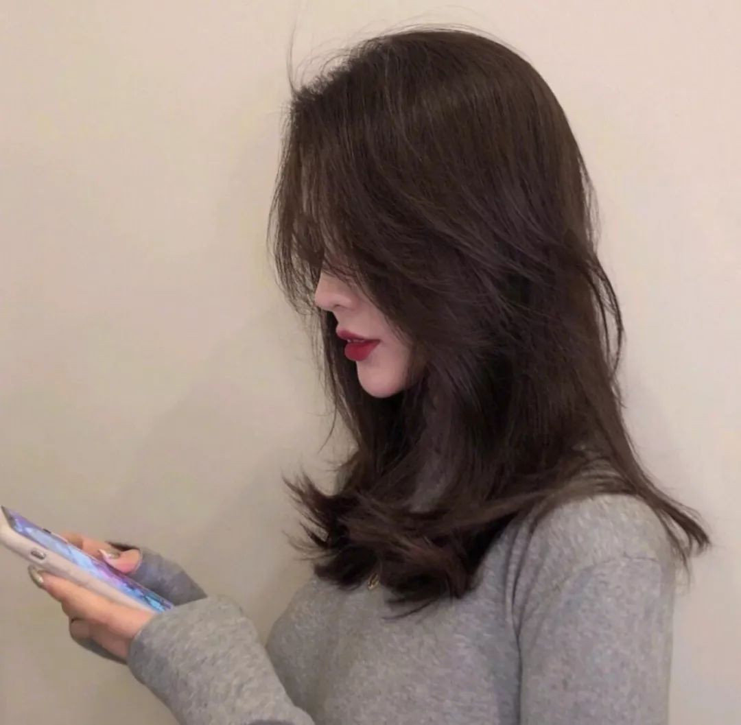 出不同的颜色很百搭显白比自然黑色看起来要洋气多了显得头发更加轻盈