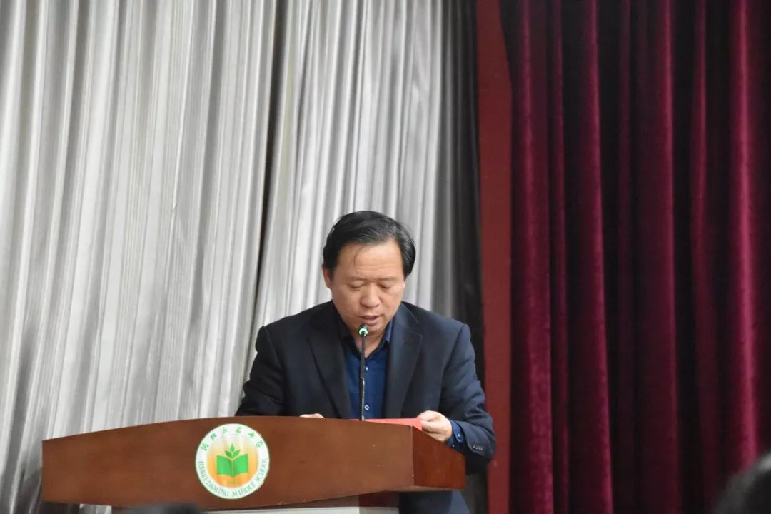 荣誉表彰南校区述职会议首先由副校长杨利,赵彦林,田志广,闫河江进行