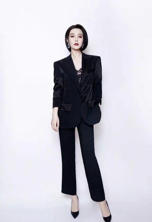 范冰冰穿斗篷现身机场,气场全开女王范十足,久未露面依然很美