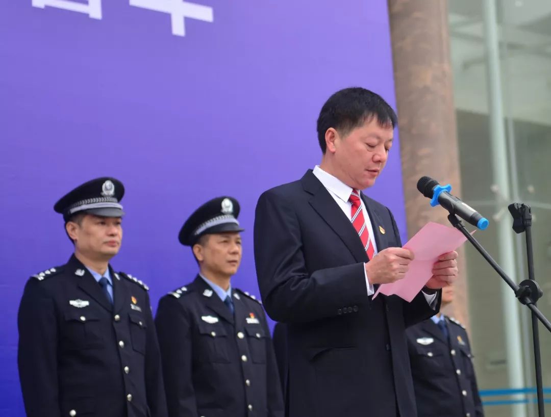 副市长,公安局局长黄构恩:发放仪式现场今天(1月16日)上午,英德市公安