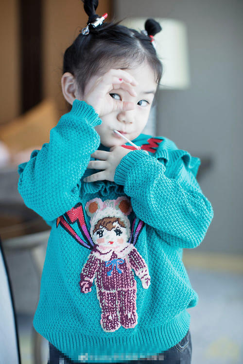 戚薇的女儿长大了5岁的lucky已成为了戚薇的最小化版本