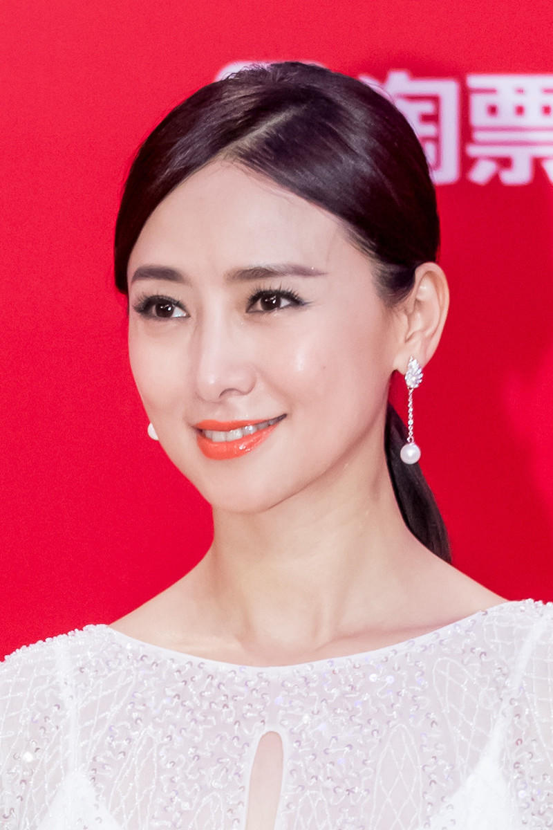 原创51岁翁虹风姿依旧被赞中国最美,穿一袭白色连衣裙,蚂蚁腰真吸睛