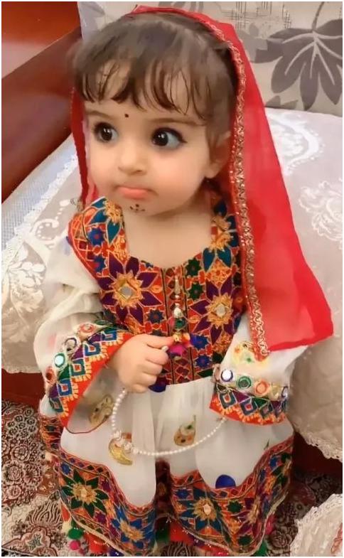 5岁新疆小女孩模样酷似芭比娃娃大眼占半张脸全网走红