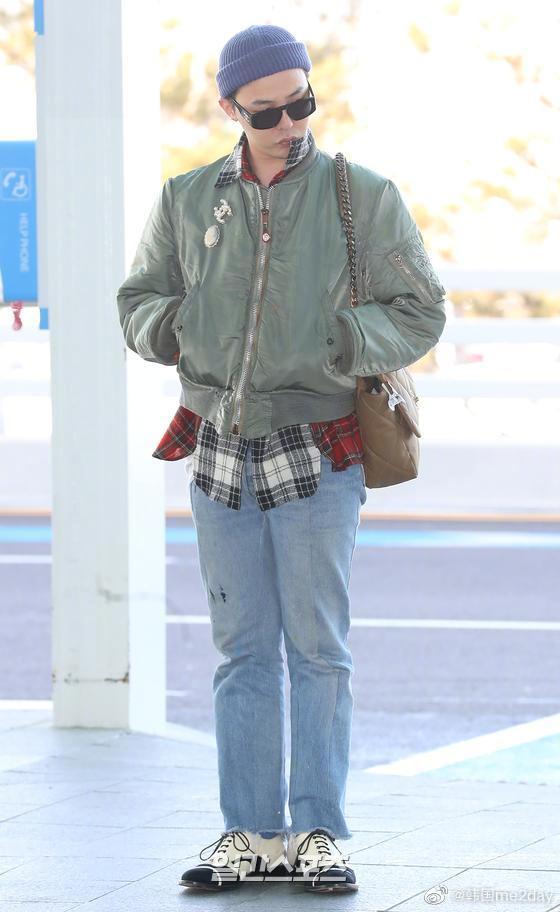 权志龙现身机场没刮胡子低头嘟着嘴表情像个做错事的小孩子