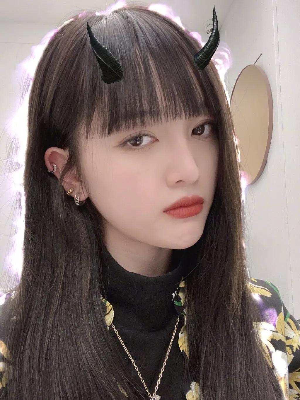 原创吴宣仪换新发型齐刘海配花衬衫成小魔女网友剪得好看