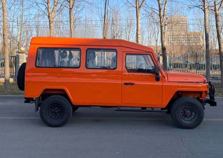 北汽bj212加长型实车三门八座搭载三菱动力