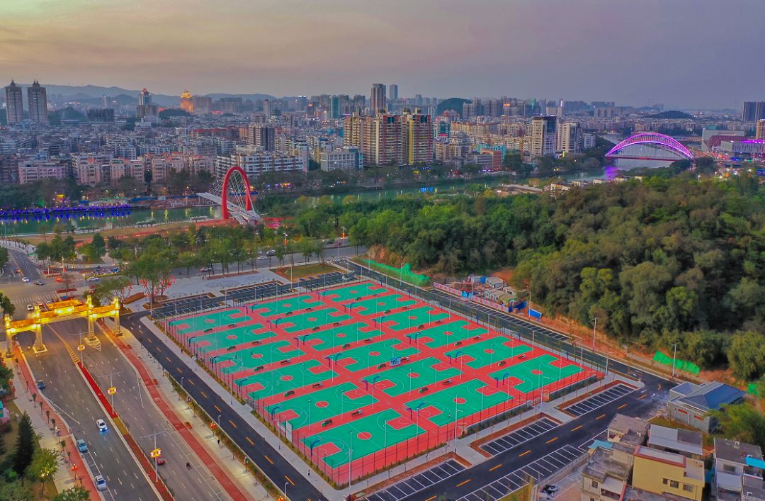 白水带体育公园网球场,足球场升级!从里到外都是新的,赶紧约起!